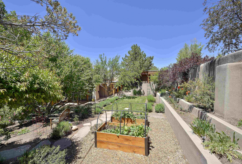 1237 1/2 Cerro Gordo Rd, Santa Fe, New Mexico 87501, 3 Bedrooms Bedrooms, ,3 BathroomsBathrooms,Residential,For Sale,Cerro Gordo Rd,202202189